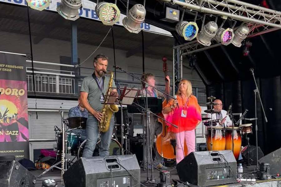 Carley Dawson performing